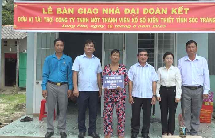 Long Phú bàn giao nhà Đại đoàn kết cho hộ nghèo do Công ty xổ số kiến thiết Sóc Trăng tài trợ